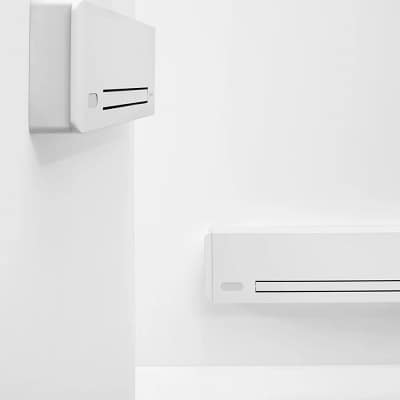 Настінний фанкойл INNOVA Filomuro у мінімалістичному інтер’єрі, білий корпус