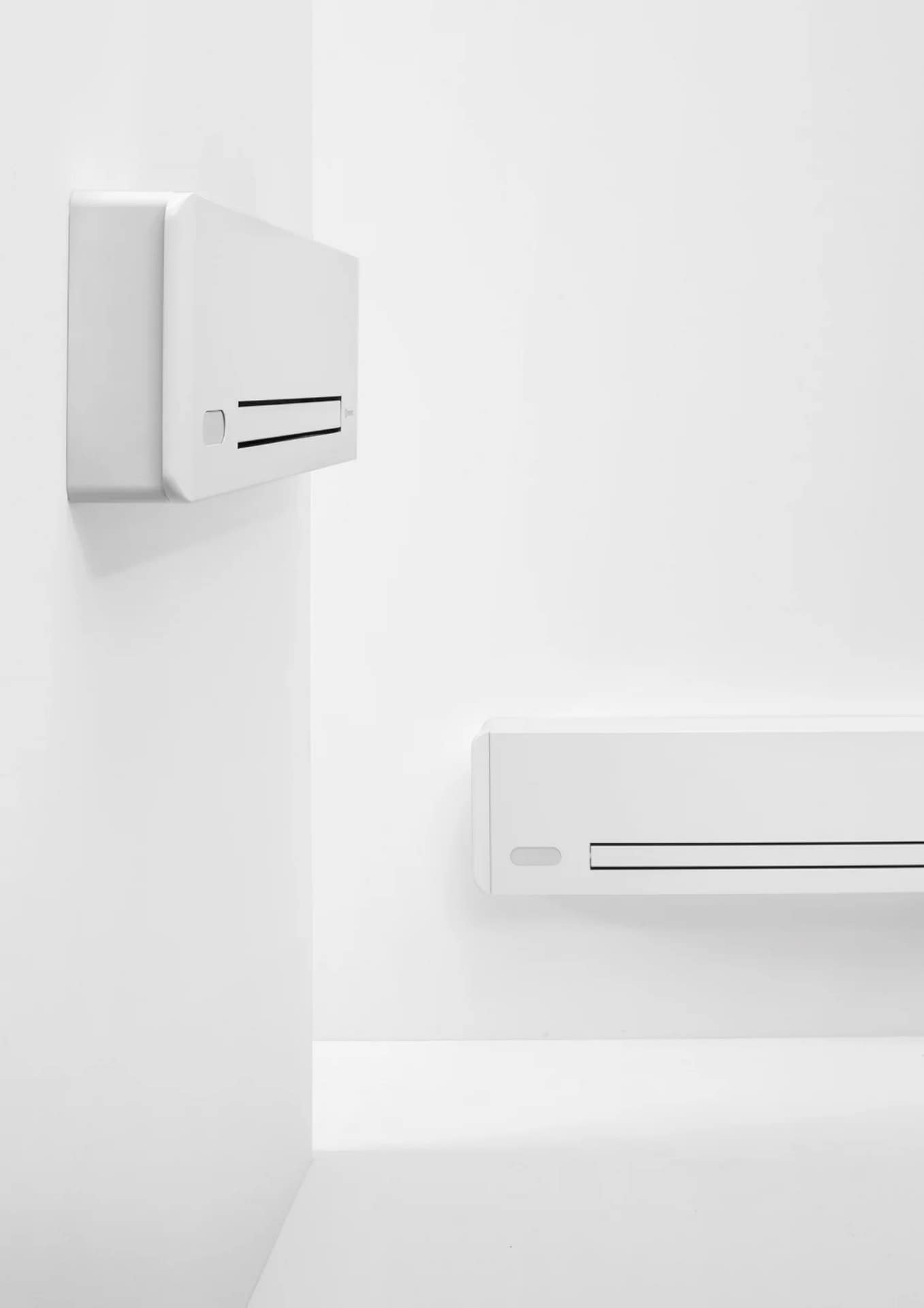 Настінний фанкойл INNOVA Filomuro у мінімалістичному інтер’єрі, білий корпус